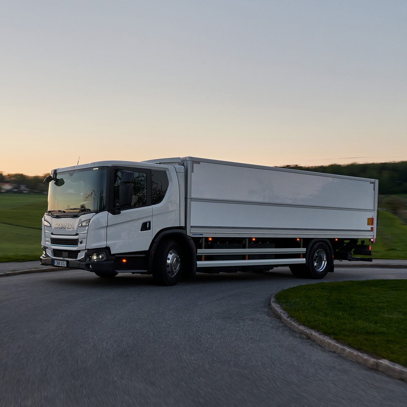 Scania lastbil i solnedgång