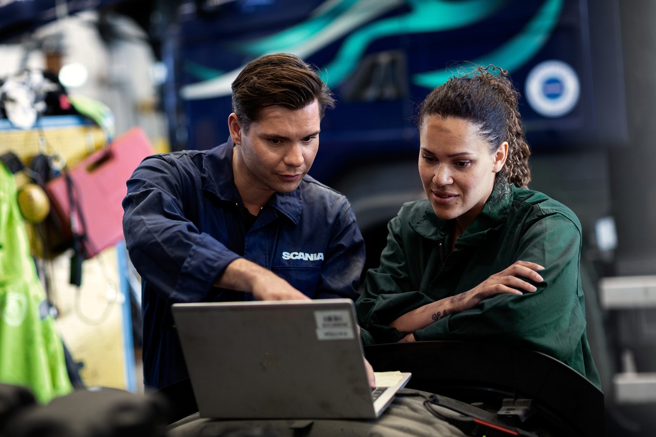 Colaborador Scania com cliente