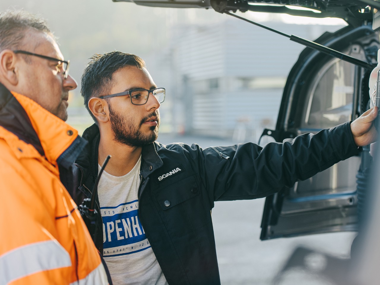 Scania-medarbejder på udkig efter optimeringer sammen med en kunde