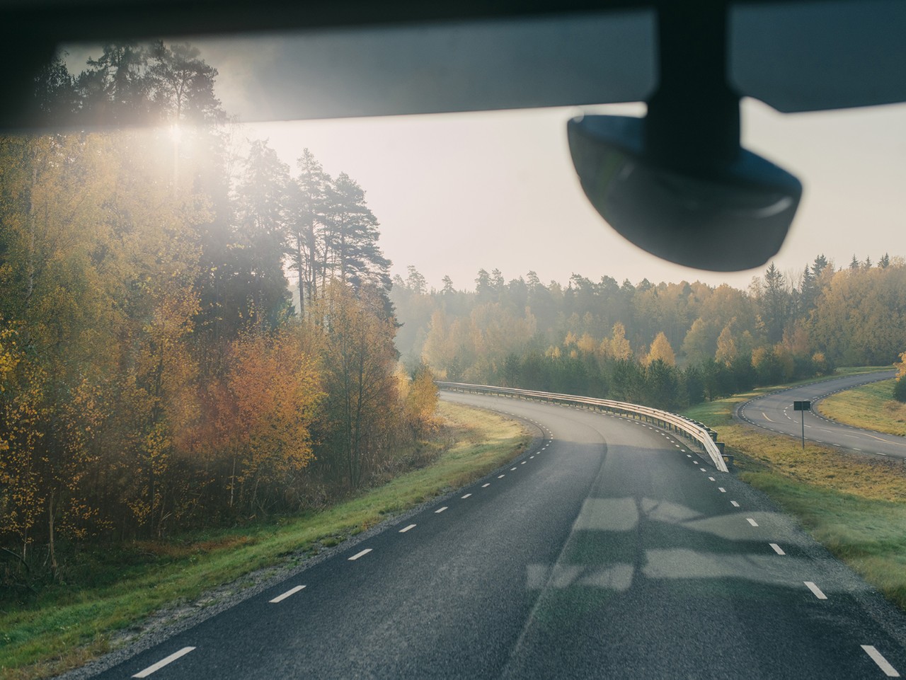 Forrude med spejl på en Scania lastbil
