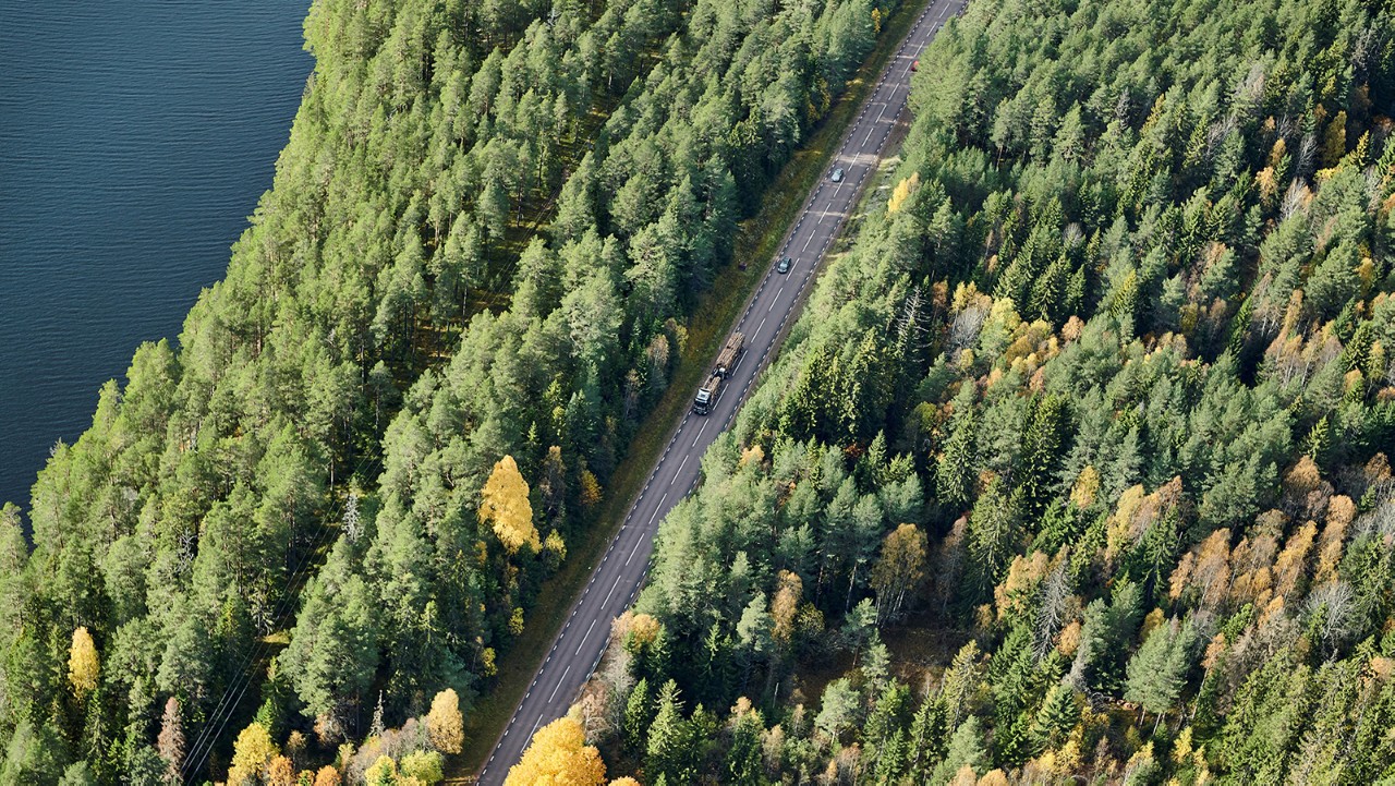 Scania kører i en omgivende skov 