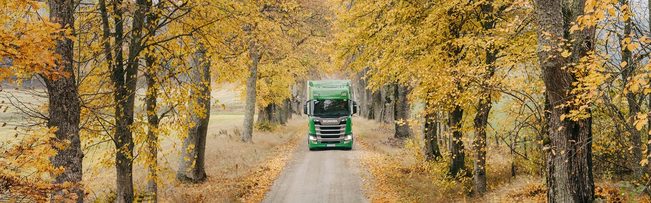 Grøn Scania P-serie – kører på en grøn vej – Ecolution
