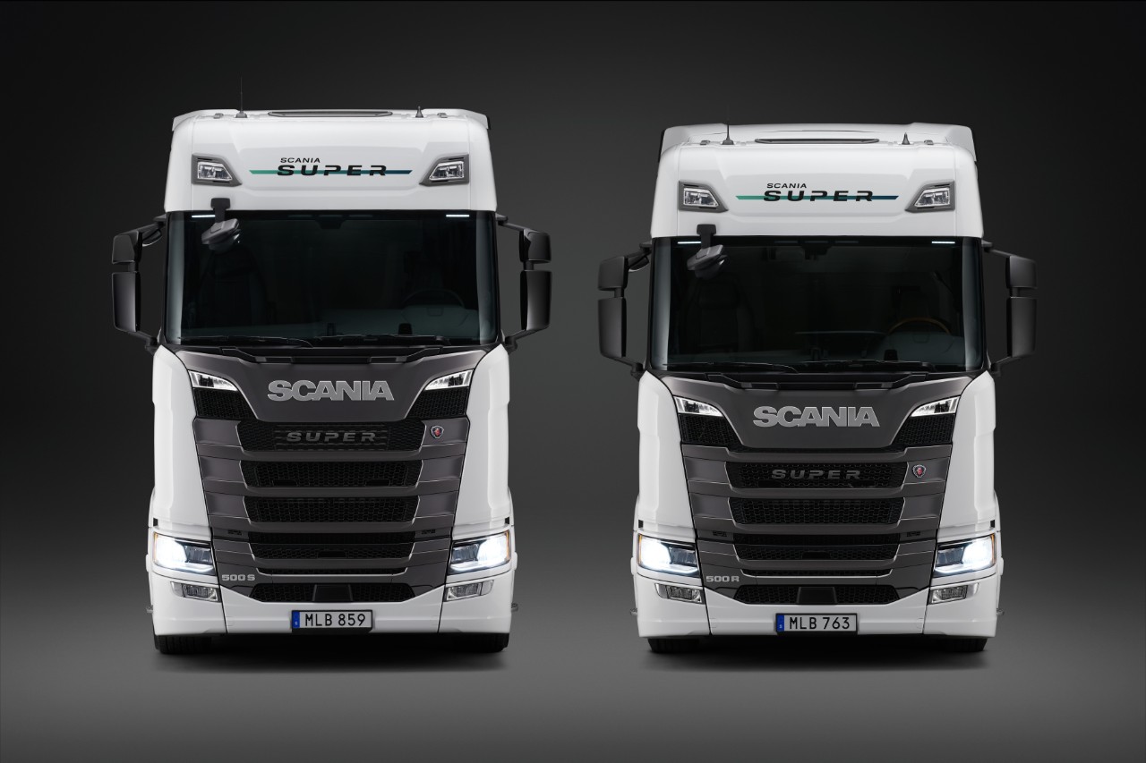 To Scania Super lastbiler set forfra 