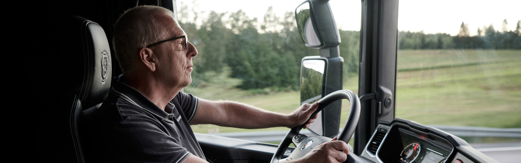 Lastbilchauffør kører Scania vogntog
