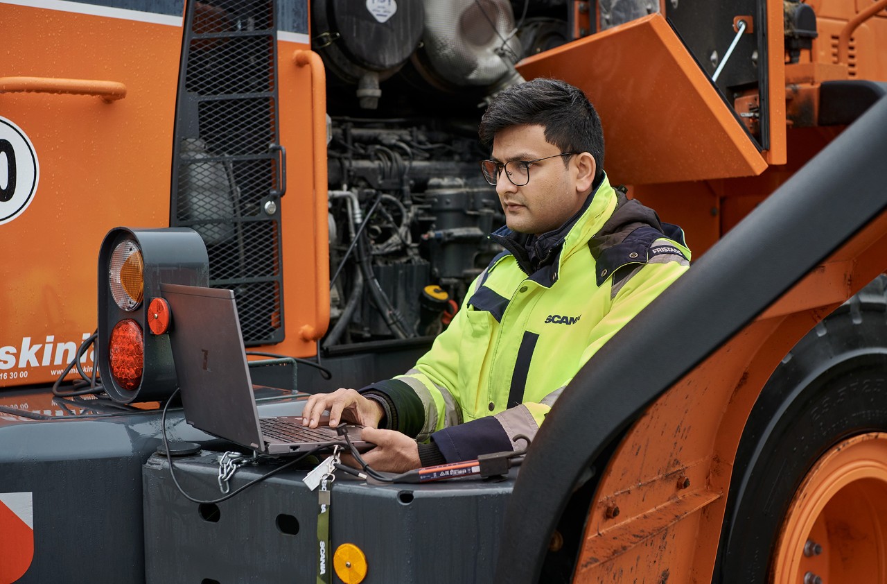 Applikationsingenjörer som arbetar med en hjullastare från Doosan