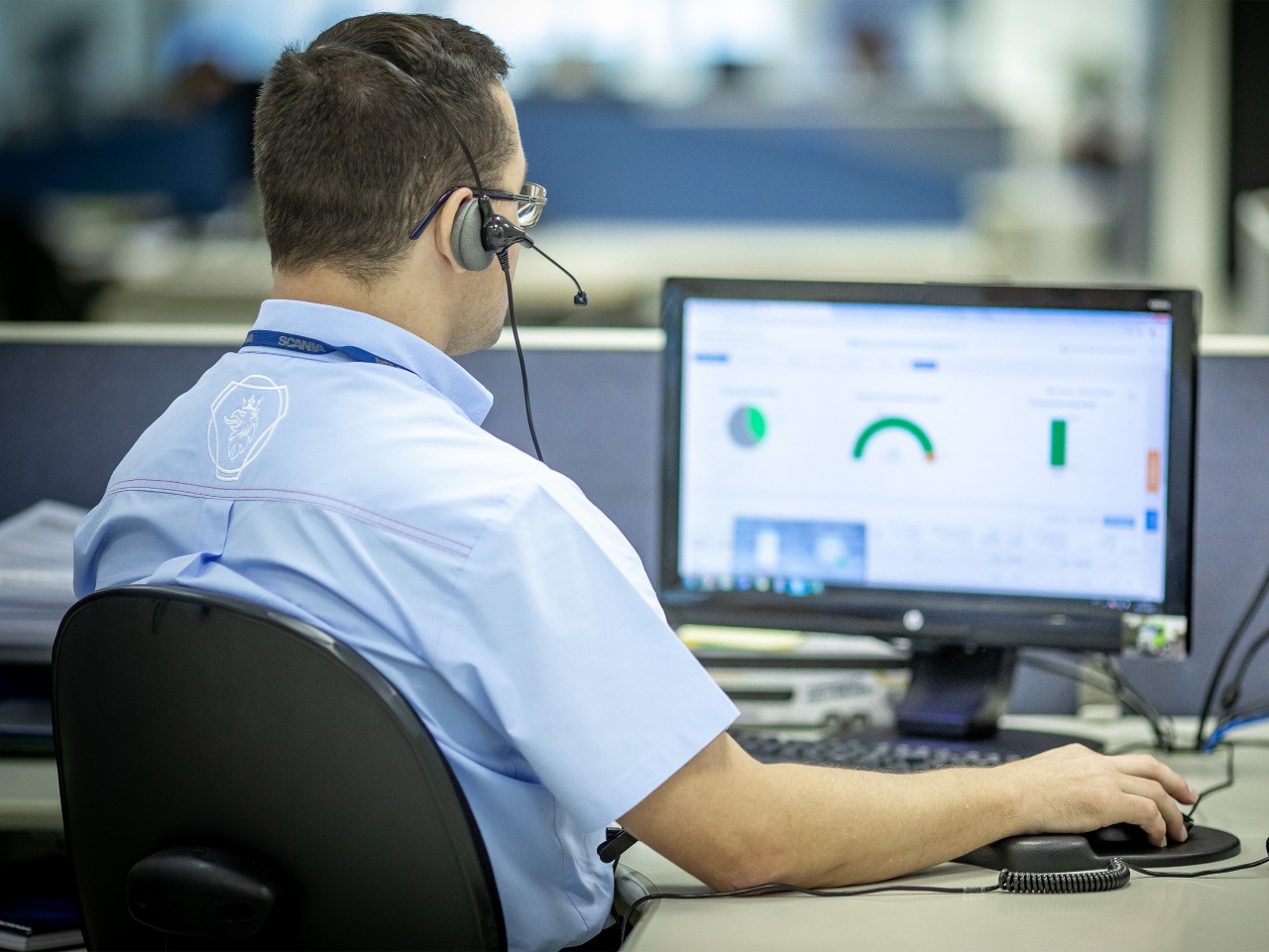  Servicetekniker som arbetar vid en dator