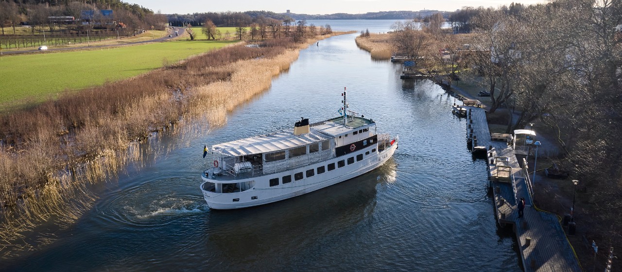 Passenger ferry with hybrid powertrain