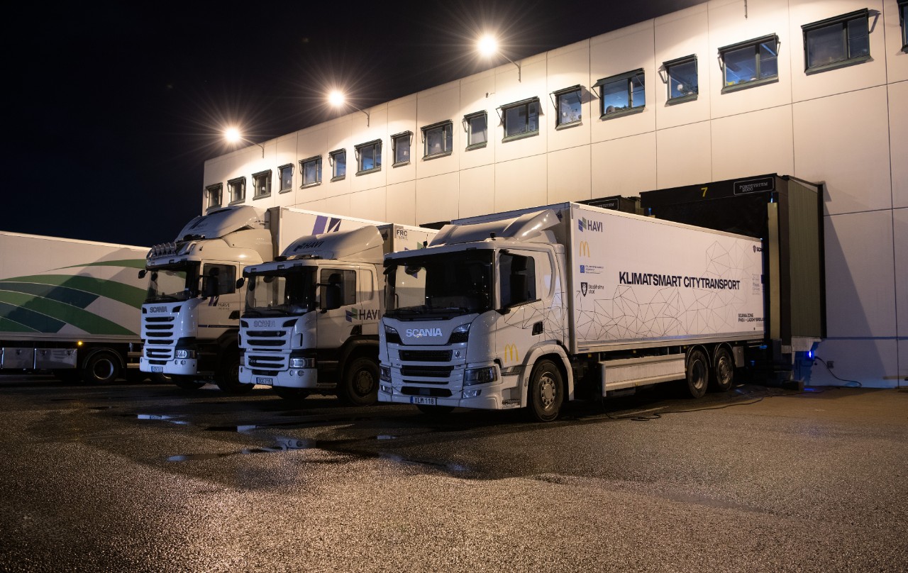 In cooperation with HAVI and Mc Donalds.
Scania P 320 PHEV 6x2 rear-steer, temperature controlled transport. 