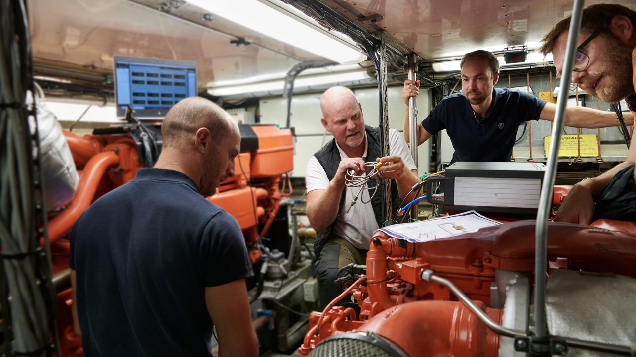 Engine installation support