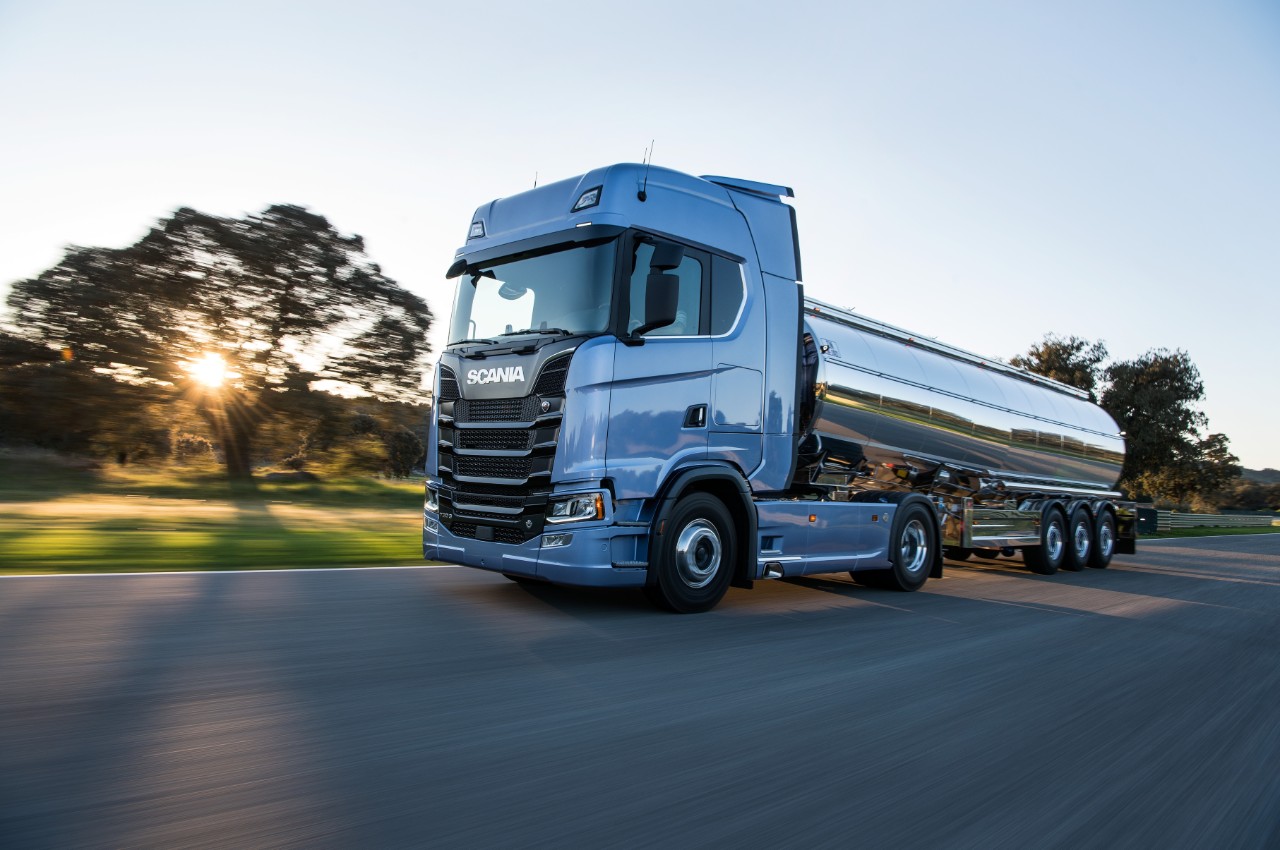 Scania 730 S 4x2 tractor with tanker trailer