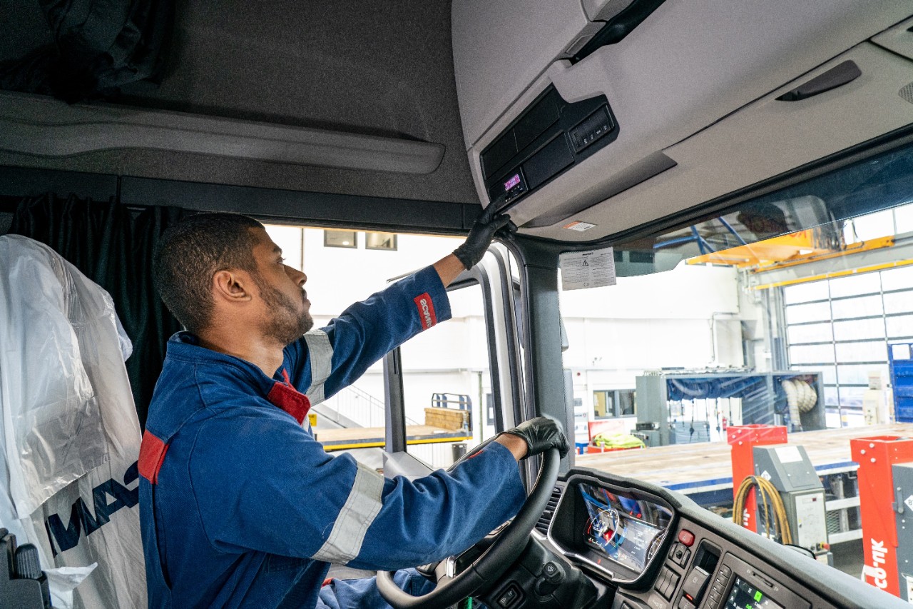 Färdskrivare i en Scania lastbils hytt