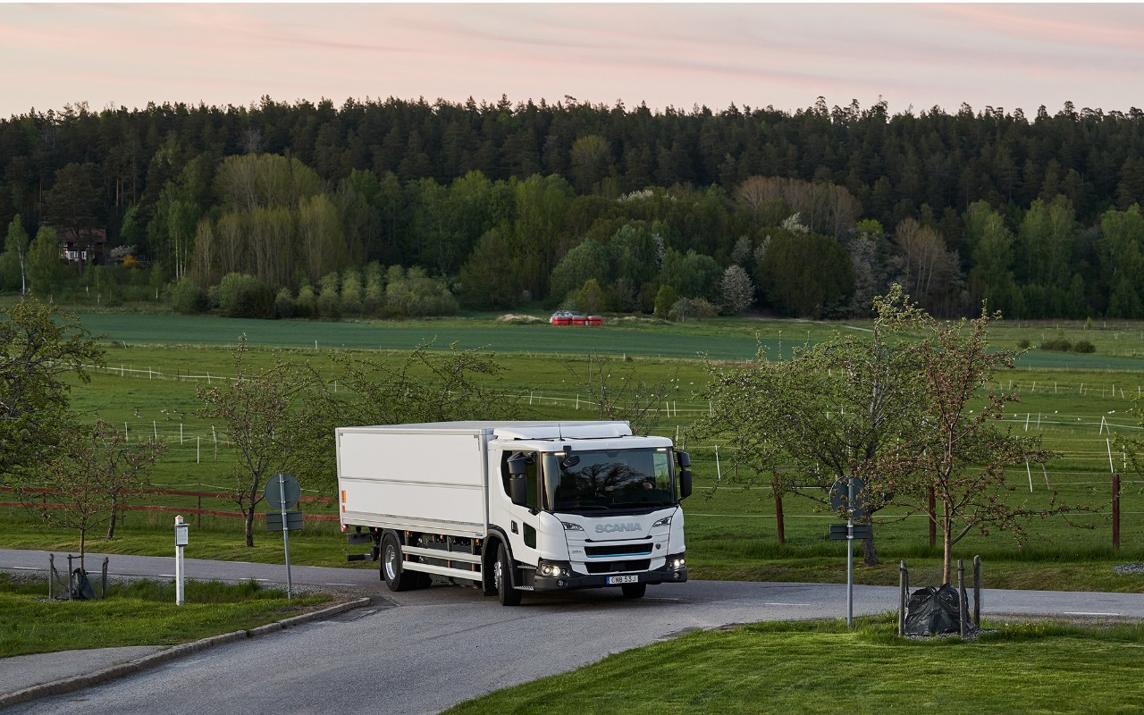 Scania ellastbil påväg