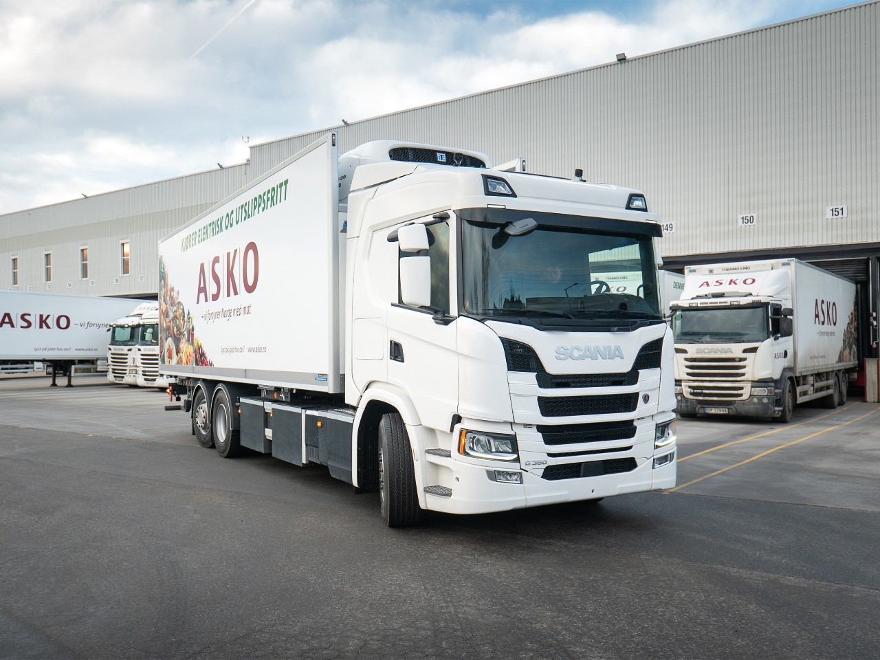 Lastbil för kyltransport parkerad bredvid en lastkaj