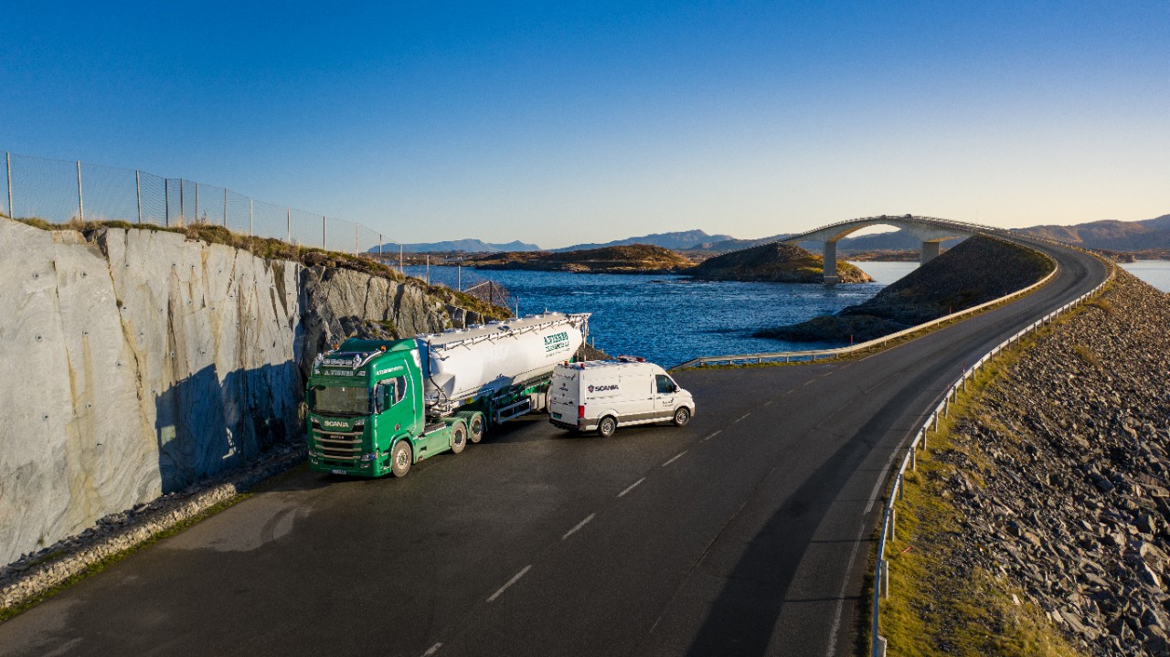 Scania tractor unit being recovered by Scania Assistance