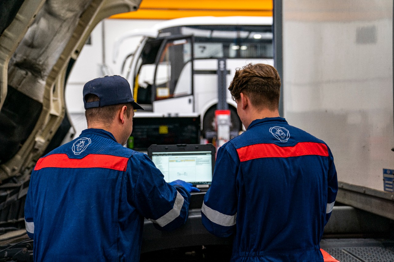 Technician welcoming a truck into the workshop